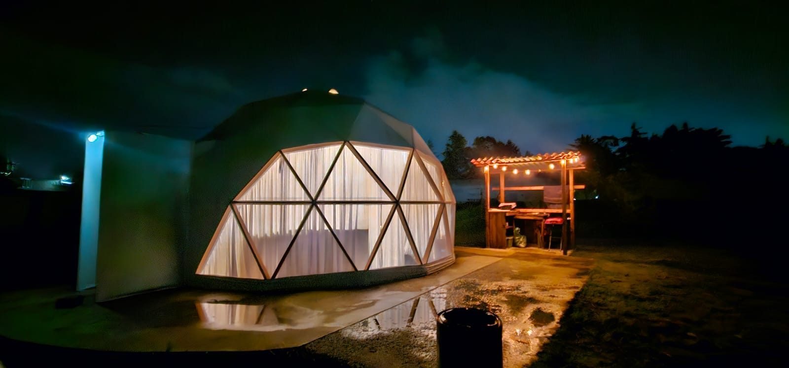 Domo geodésico de Glamping Ojo de Agua de noche